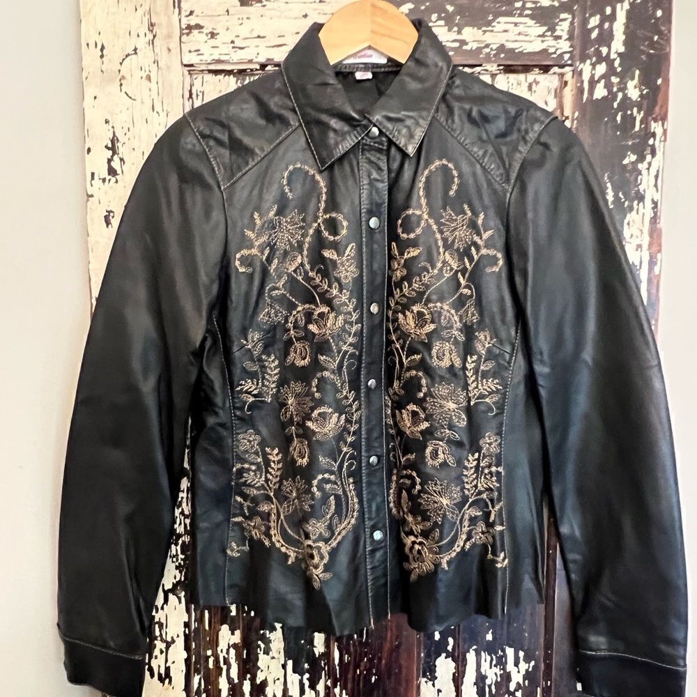 New Frontier Embroidered Leather Button Snap women’s Jacket. Size Small.